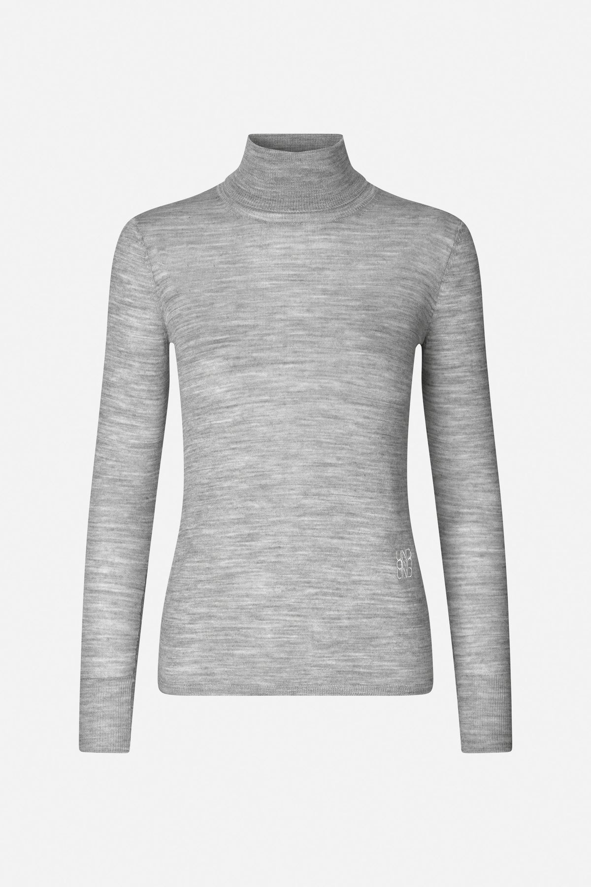 Vorderansicht eines langärmeligen Stricktops in meliertem Grau mit hohem, umgeschlagenem Rollkragen und kleinem Stickdetail am Saum.