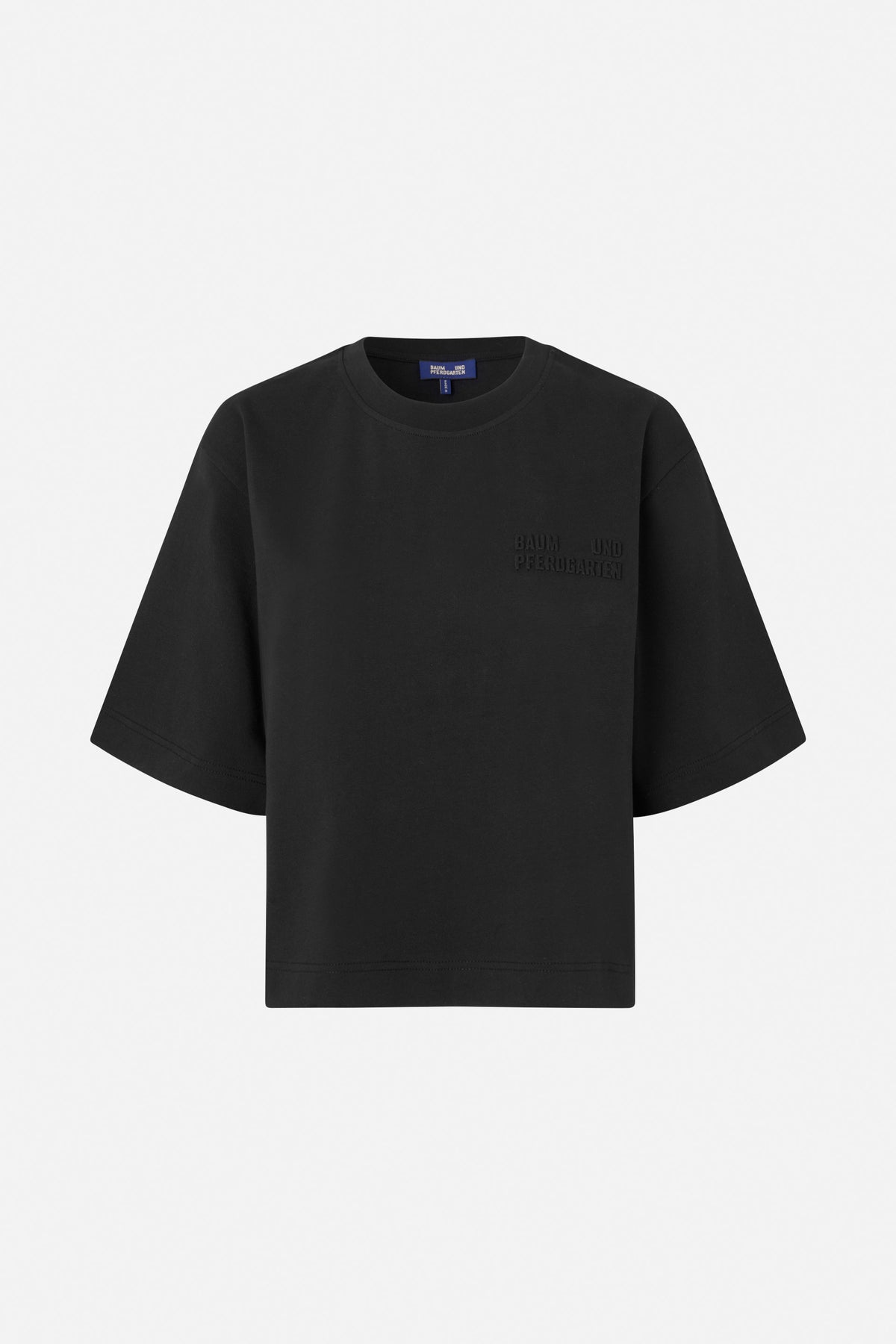 Zwart T-shirt met korte mouwen en ronde hals, voorkant, met tonale Baum und Pferdgarten-letters op de borst.