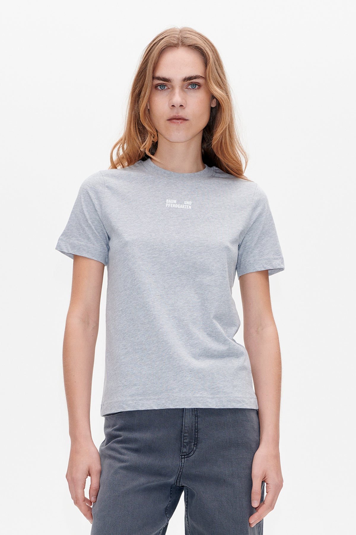 Vooraanzicht van een licht gemêleerd grijs T-shirt met ronde hals, korte mouwen en een klein wit borstlogo.