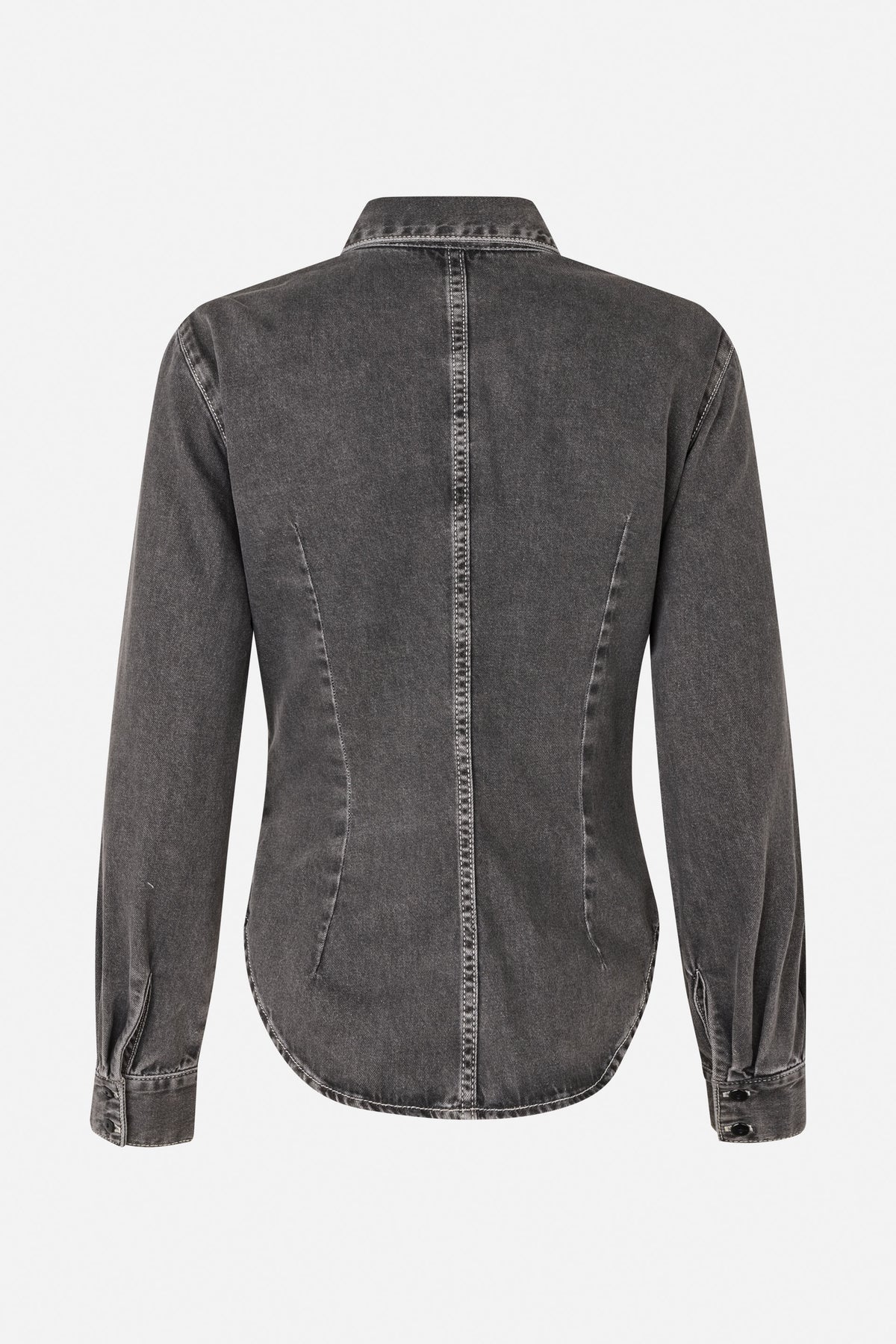 Achteraanzicht van een antraciet denimblouse met lange mouwen, contrasterende stiksels, een middennaad, knoopmanchetten en een afgeronde zoom.
