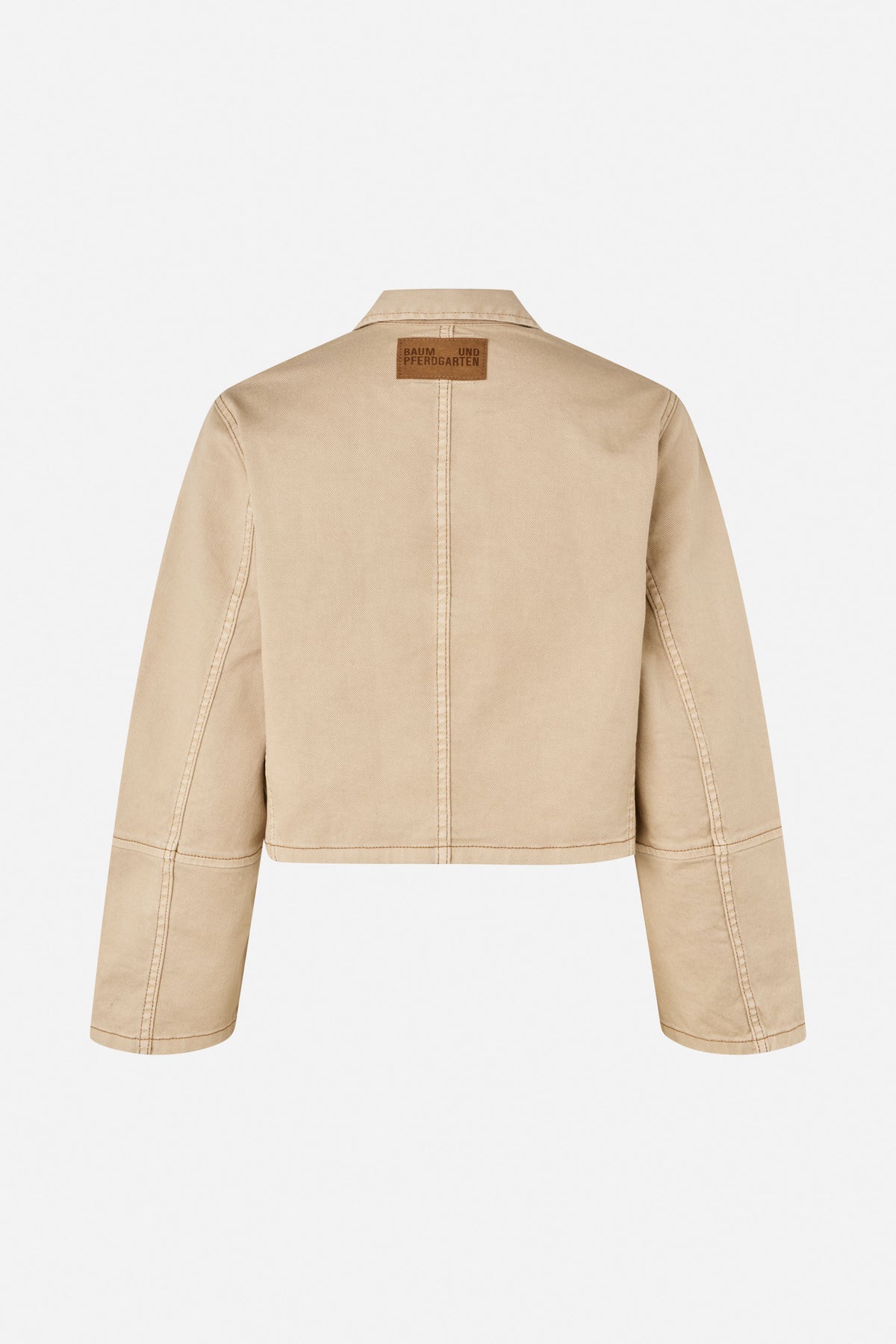 Rückansicht einer kurz geschnittenen sandbeigen Jacke mit spitzem Kragen, Kontrastnähten und einem Baum und Pferdgarten-Label im Nacken.