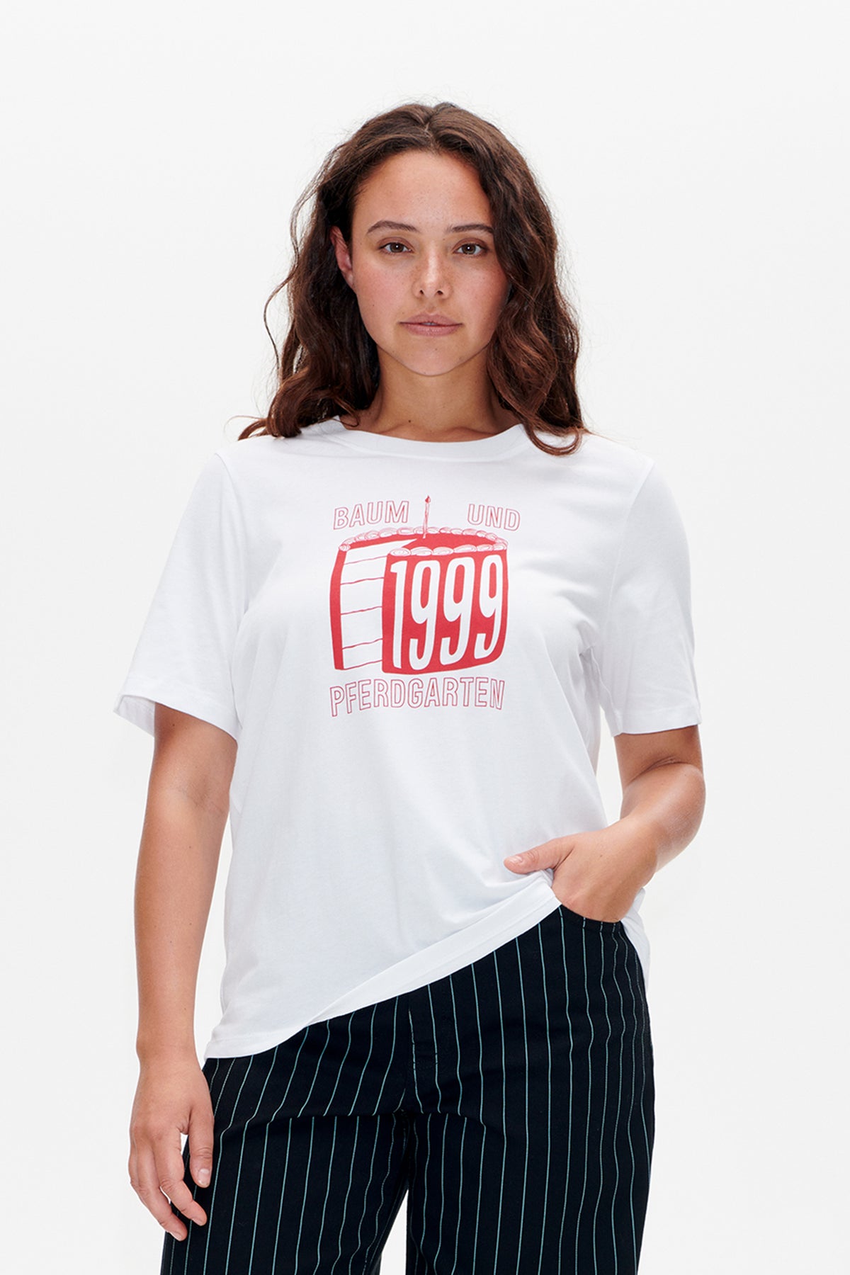 Vooraanzicht van een wit T-shirt met korte mouwen en een rode Baum und Pferdgarten 1999 verjaardagstaartprint.