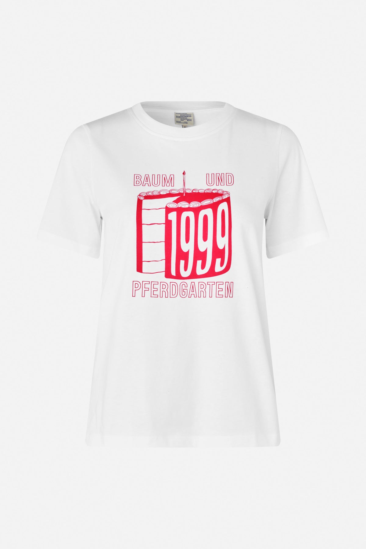 Wit T-shirt met korte mouwen, een rode afbeelding van een verjaardagstaart en de tekst “Baum und Pferdgarten 1999” op de voorkant.