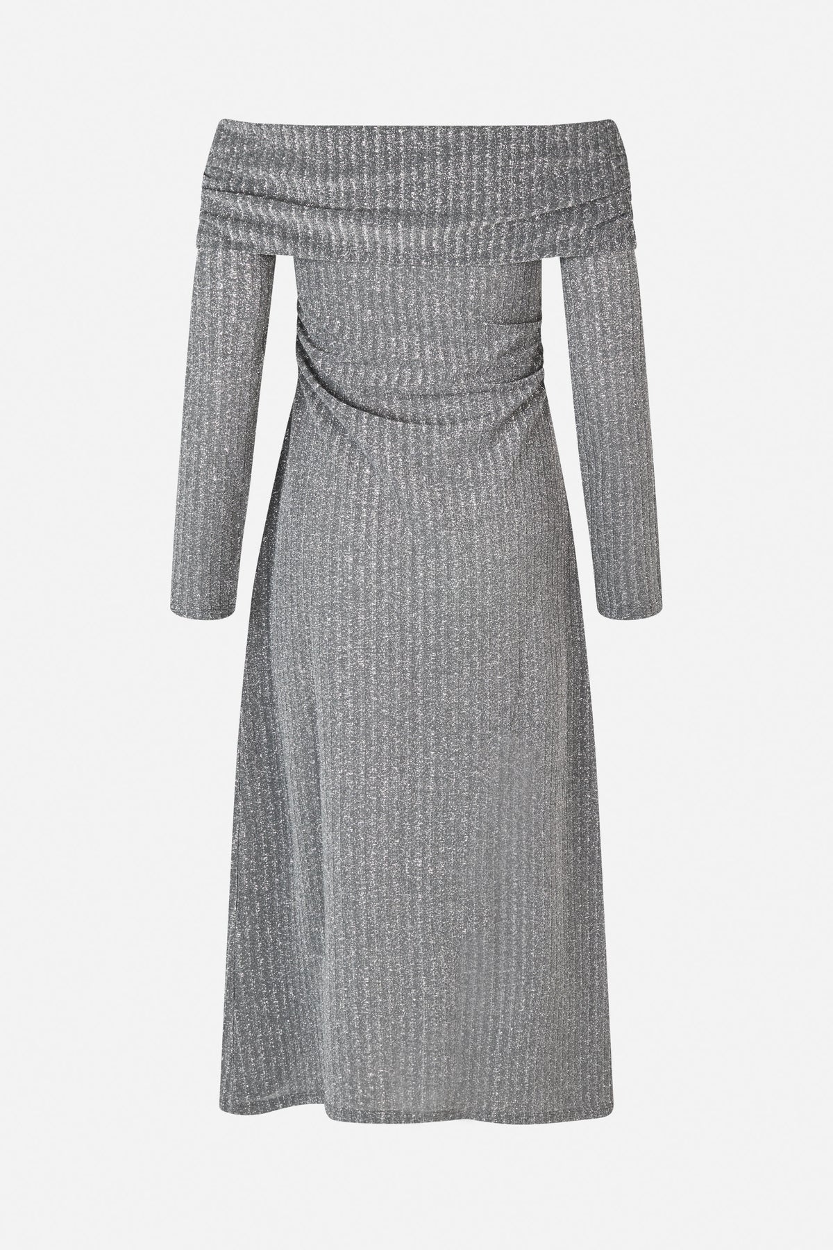 Vorderansicht eines langärmeligen silbernen Glitzerkleids mit Carmenausschnitt und drapiertem, gerafftem Taillenbereich.