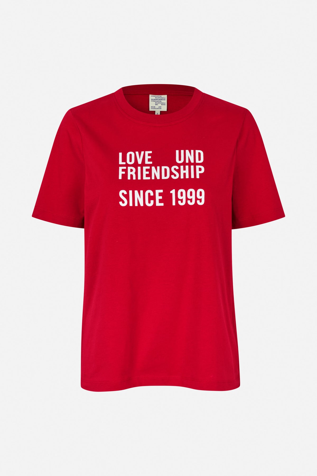Rood T-shirt met korte mouwen en ronde hals, met witte tekst "LOVE UND FRIENDSHIP SINCE 1999", gezien van voren.