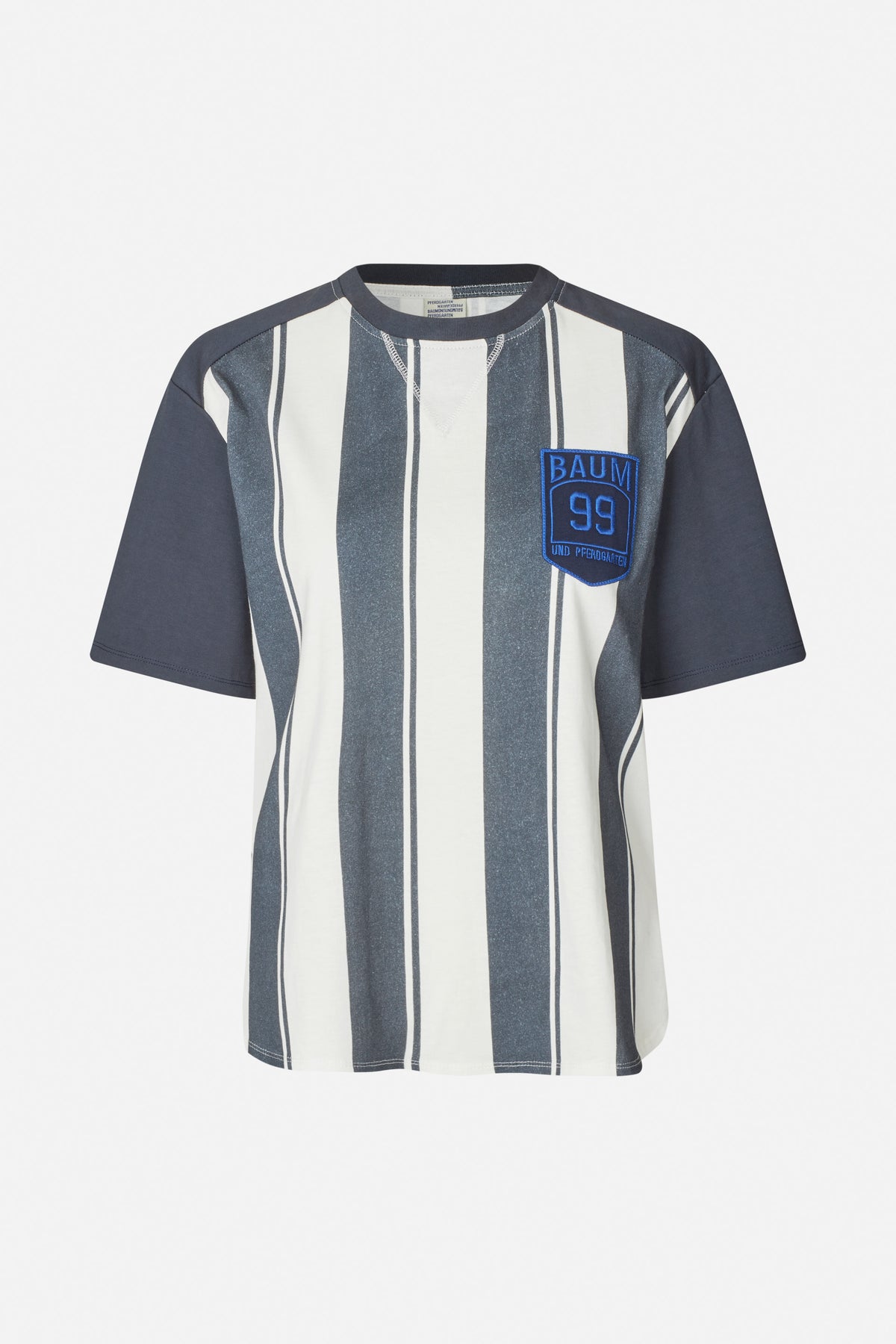 Vorderansicht eines kurzärmeligen T-Shirts mit vertikalen anthrazit- und cremefarbenen Streifen, dunklen Ärmeln und einem blauen '99'-Abzeichen auf der Brust.