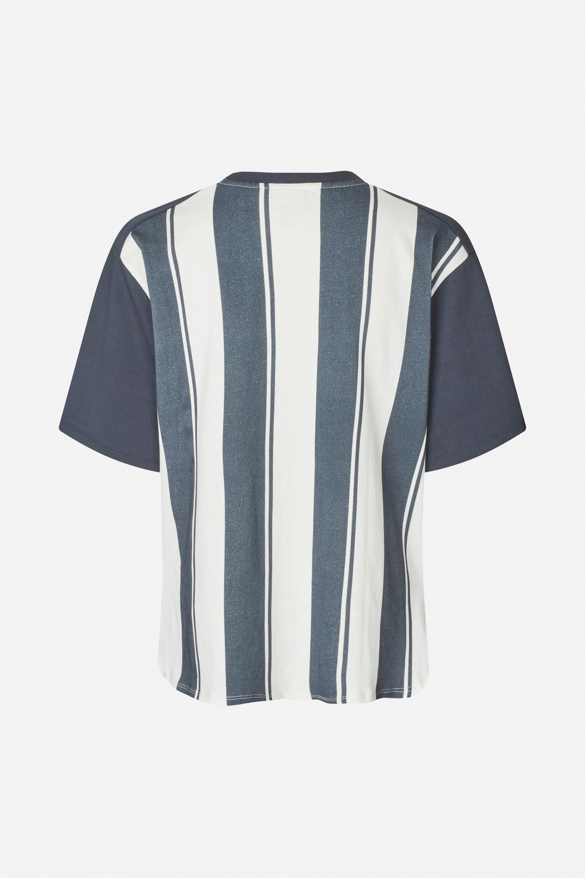 Rückansicht eines kurzärmligen T-Shirts mit breiten, vertikalen Streifen in Schieferblau und gebrochenem Weiß sowie einfarbigen blauen Ärmeln.