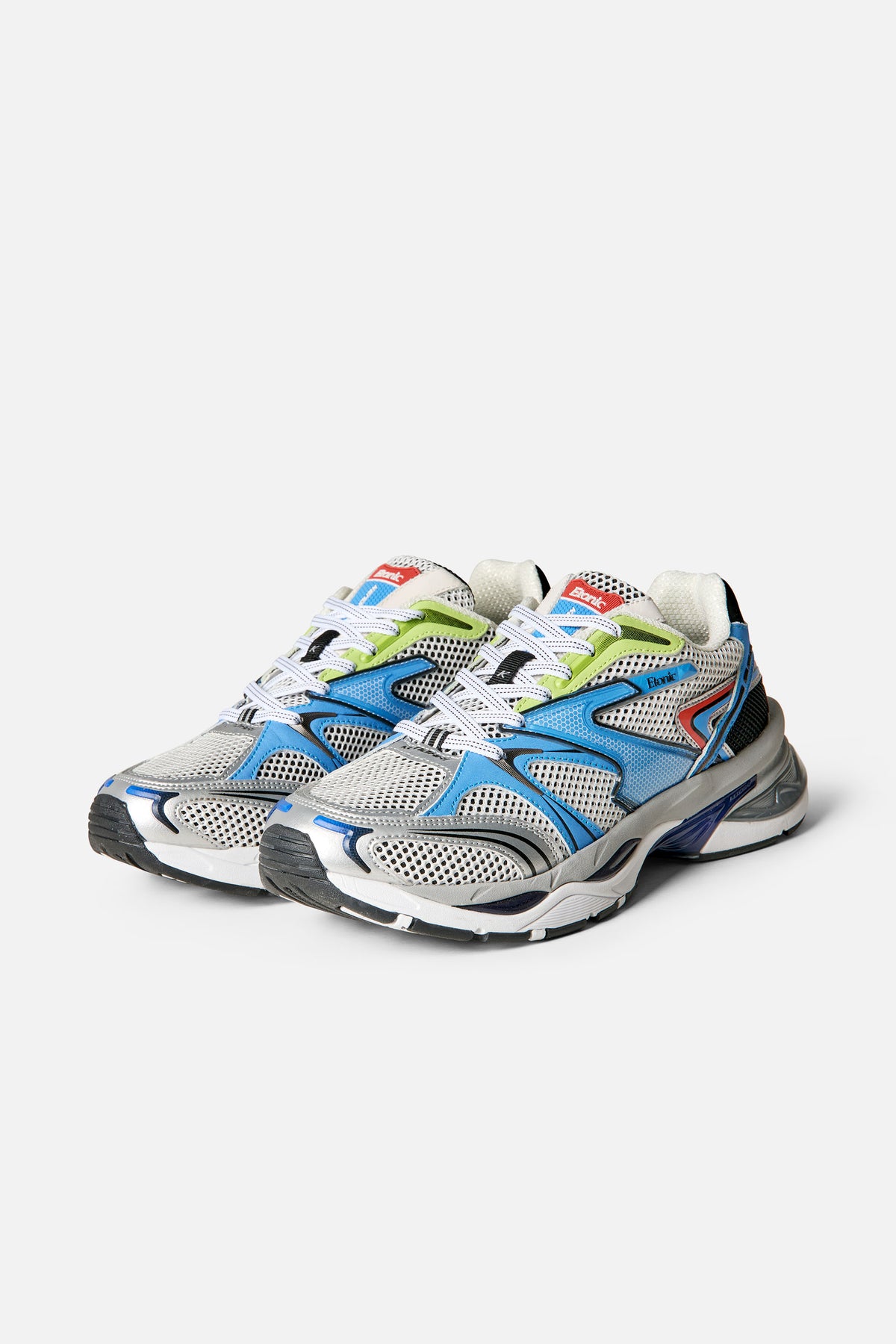 Een paar witte mesh-hardloopschoenen met felblauwe en limegroene panelen, witte veters en dikke grijs-witte zolen, weergegeven van voren en van opzij.
