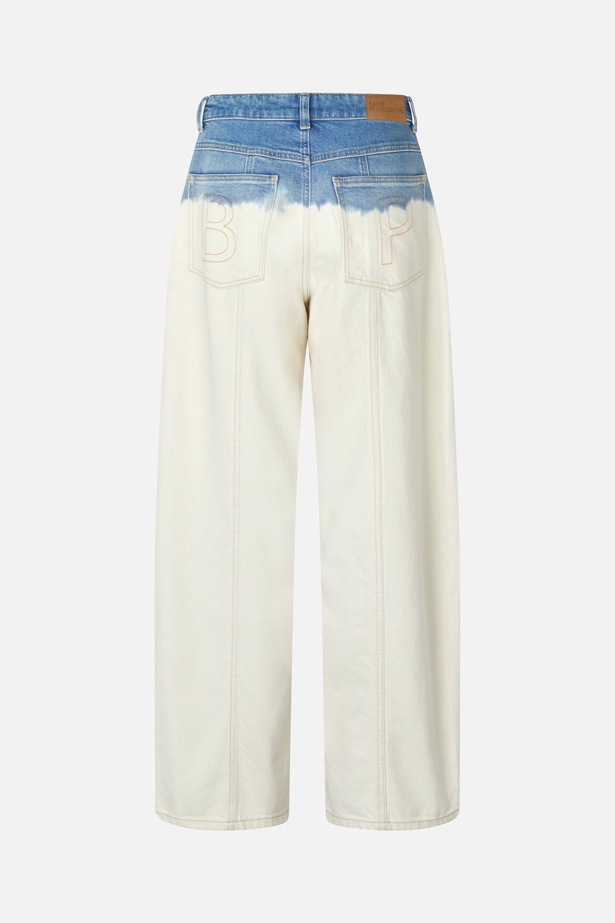 Rückansicht einer Jeans mit weitem Bein, blauem denim-Bund, der in elfenbeinfarbene Hosenbeine übergeht, und großen, konturierten Buchstaben auf den Gesäßtaschen.