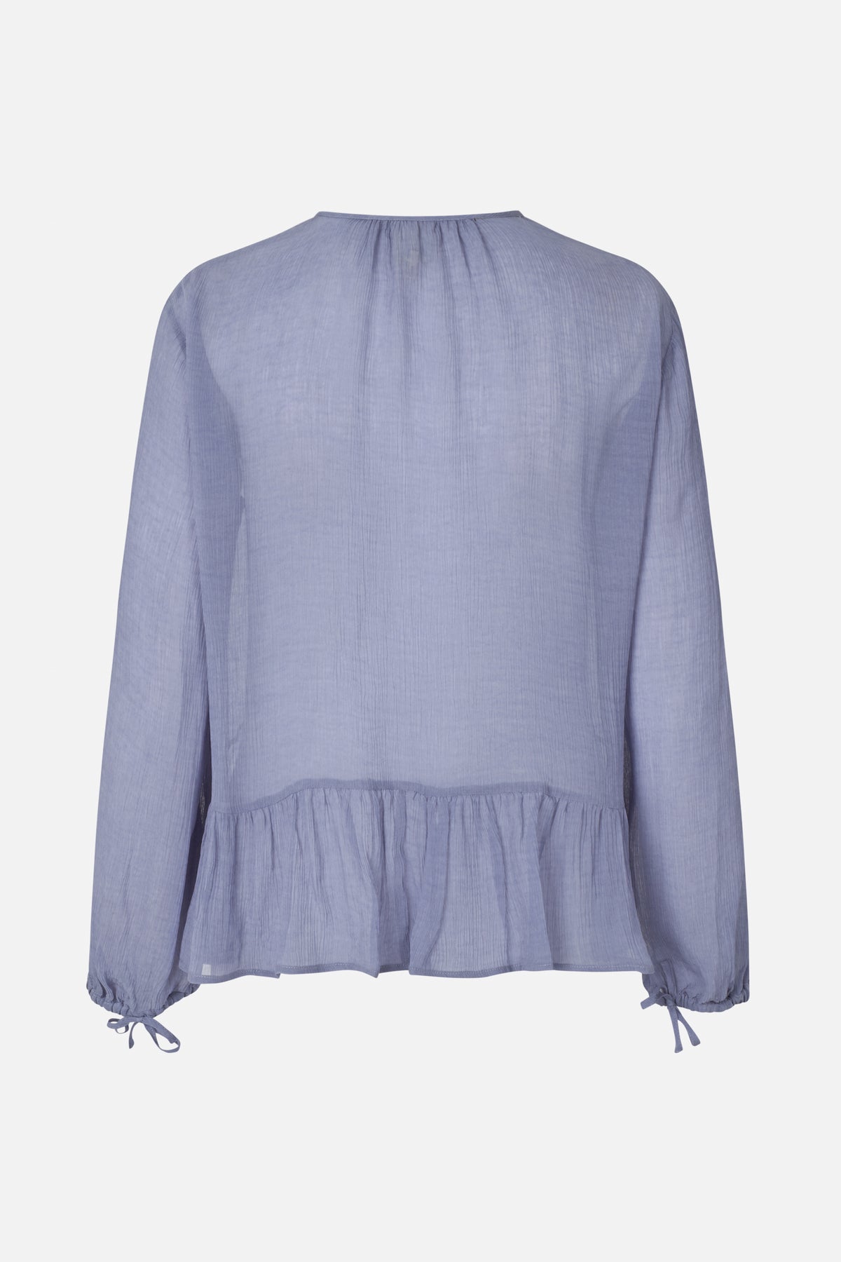 Lichtblauwe blouse met lange mouwen, gezien van achteren, met een hals met plooitjes, een peplumzoom met ruches en manchetten met strik.