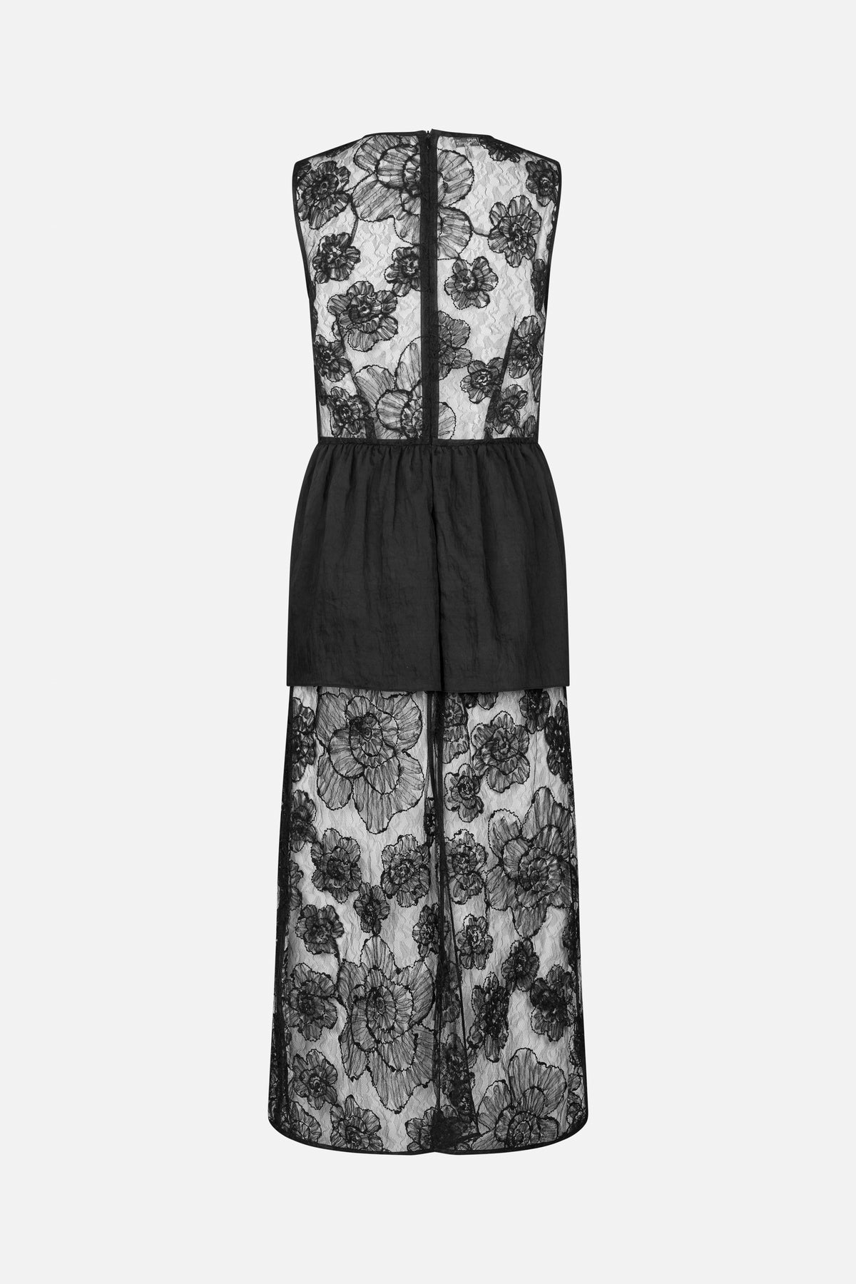 Rugaanzicht van een mouwloze maxi-jurk met doorschijnende zwarte bloemenkant en een geplooid, ondoorzichtig zwart paneel bij de heupen.