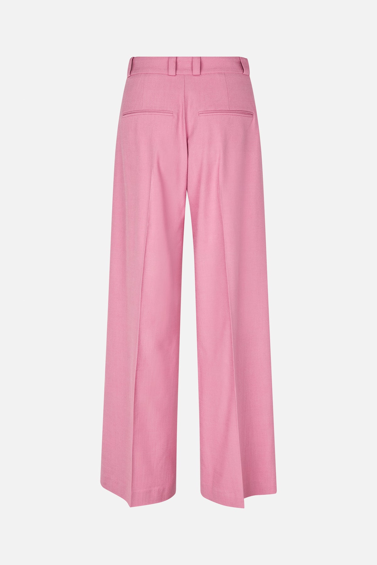 Achteraanzicht van een roze, getailleerde broek met wijd uitlopende pijpen, riemlussen, gestreken persvouwen en twee paspelzakken.