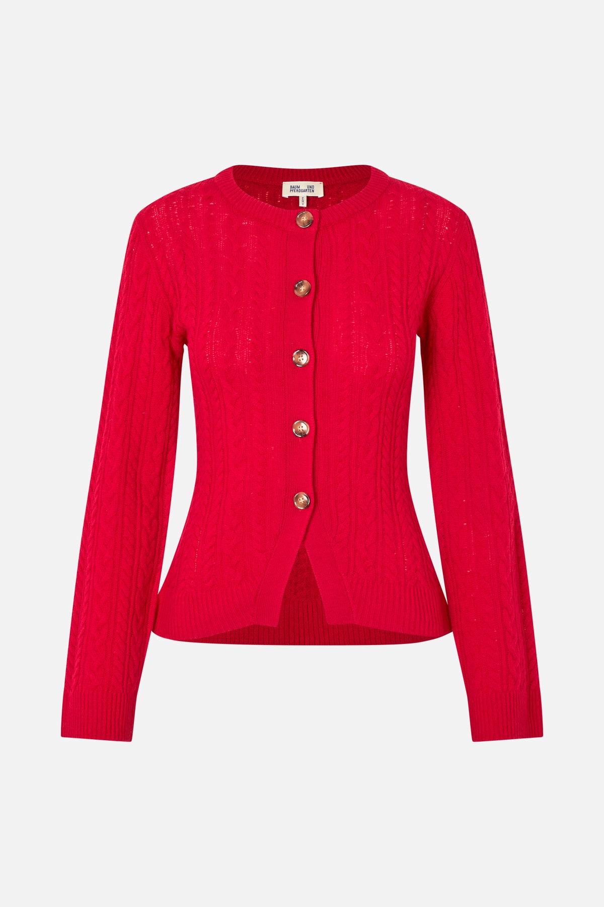 Vooraanzicht van een helderrood kabelgebreid vest met ronde hals, lange mouwen, geribde boorden en bruine knopen.