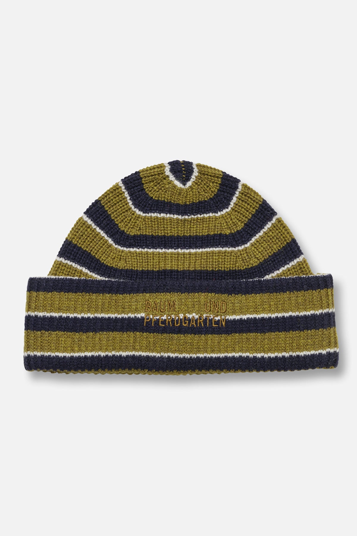 Nahaufnahme einer olivgrünen, marineblau gestreiften Strickmütze mit weißen Akzenten und gesticktem Baum und Pferdgarten-Schriftzug.