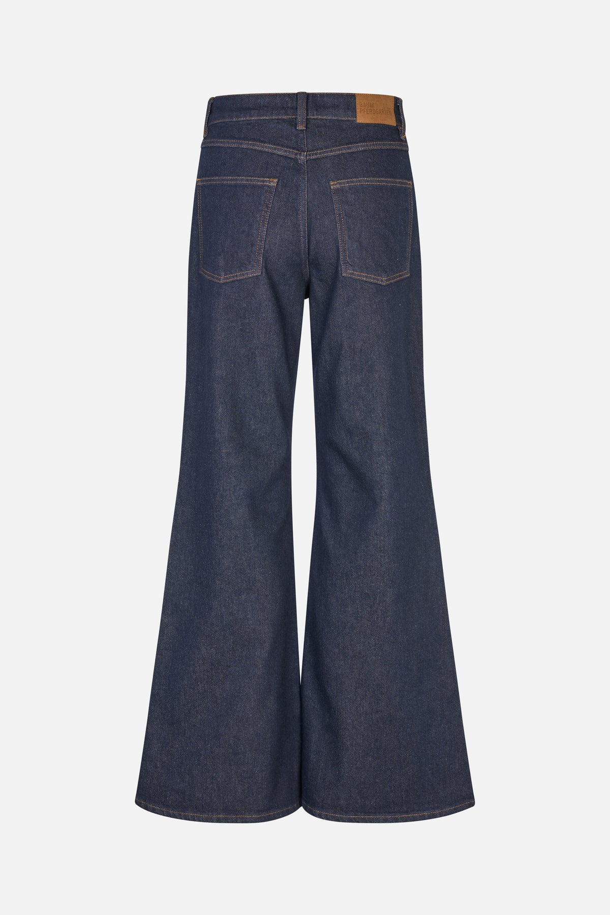 Rückansicht einer dunkelindigofarbenen, weit geschnittenen Jeans mit zwei aufgesetzten Taschen, kontrastierenden cognacfarbenen Nähten und einem cognacfarbenen Patch am Bund.