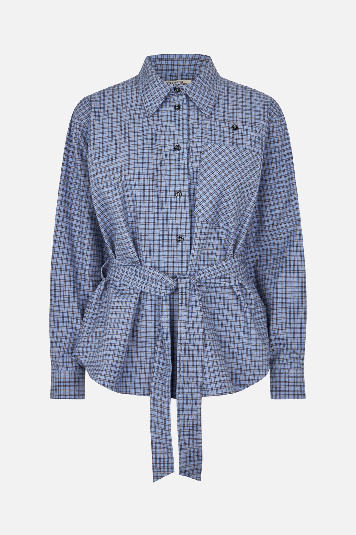 Vooraanzicht van een blauw geruit overhemd met lange mouwen, knoopsluiting, borstzak en bijpassende ceintuur met strik.