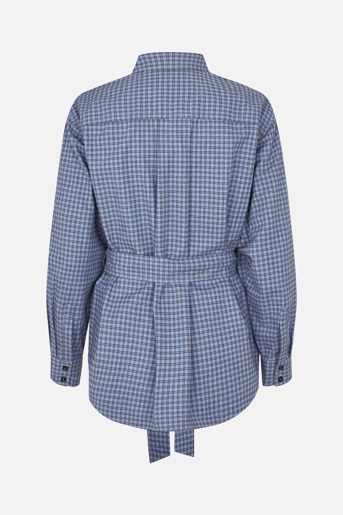 Achteraanzicht van een blauw geruite blouse met lange mouwen, hoge kraag, tailleband en manchetten met knopen.