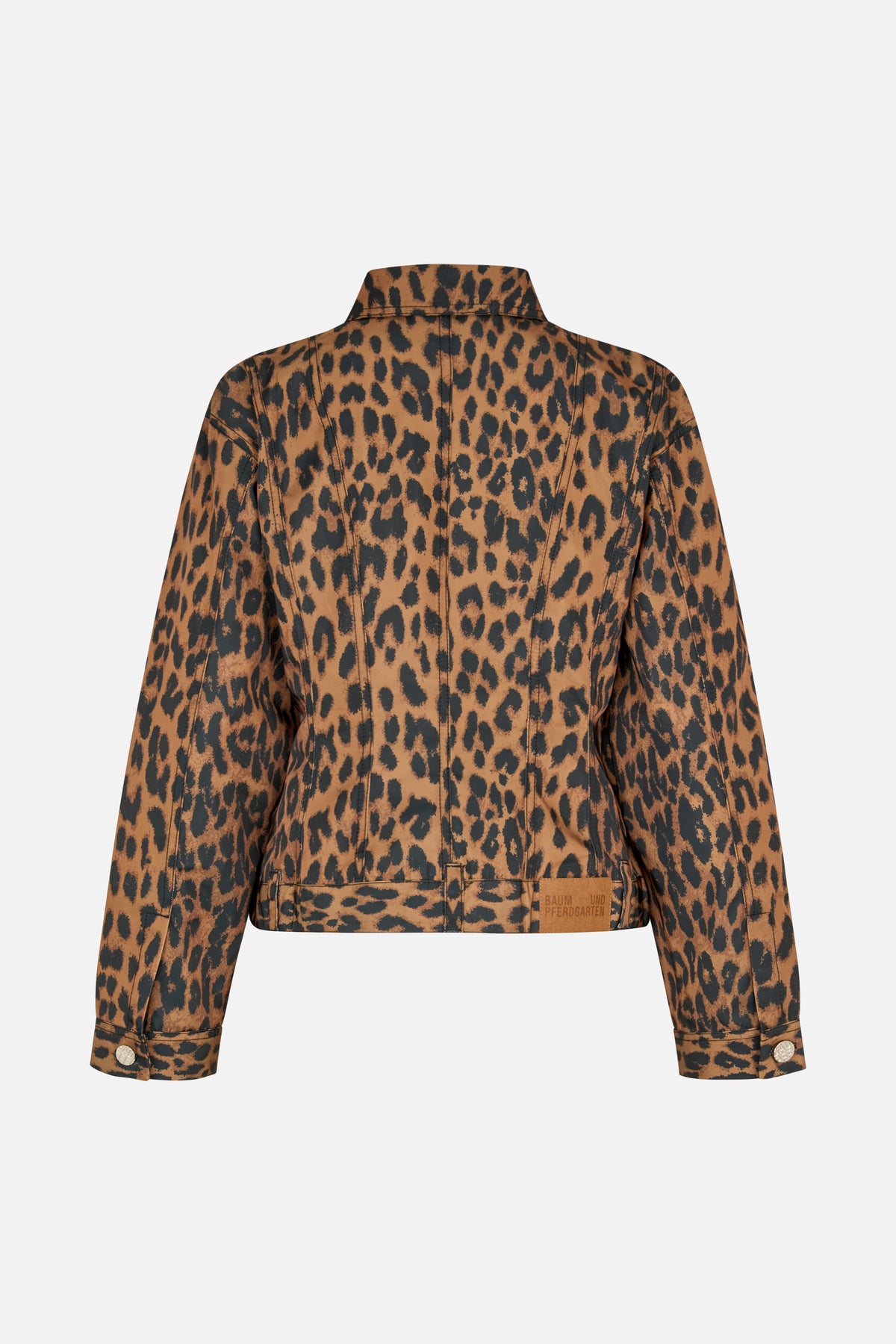 Rückansicht einer Jacke im braun-schwarzen Leopardenmuster mit Stehkragen, Teilungsnähten und geknöpften Manschetten.