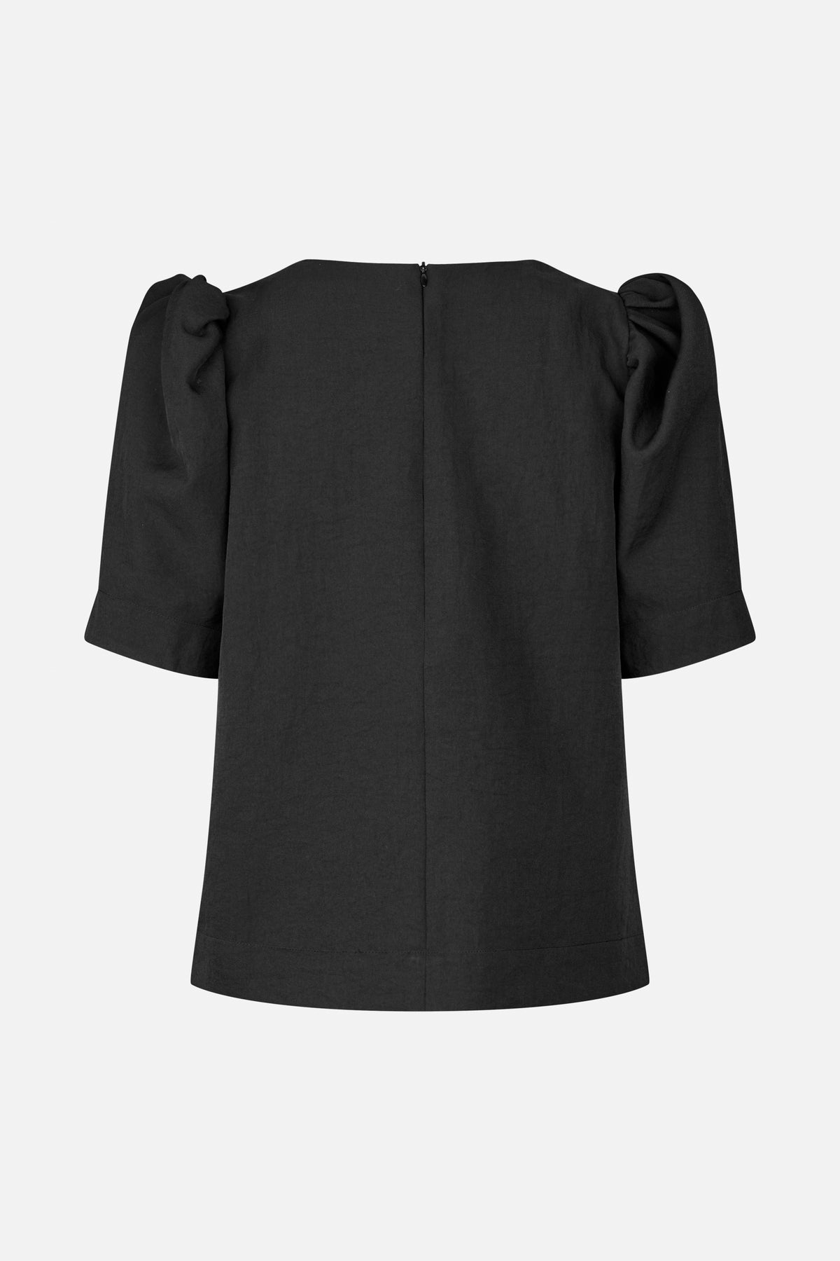 Vue de dos d'une robe droite noire à épaules bouffantes froncées, manches larges avec poignets et fermeture éclair au centre du dos.