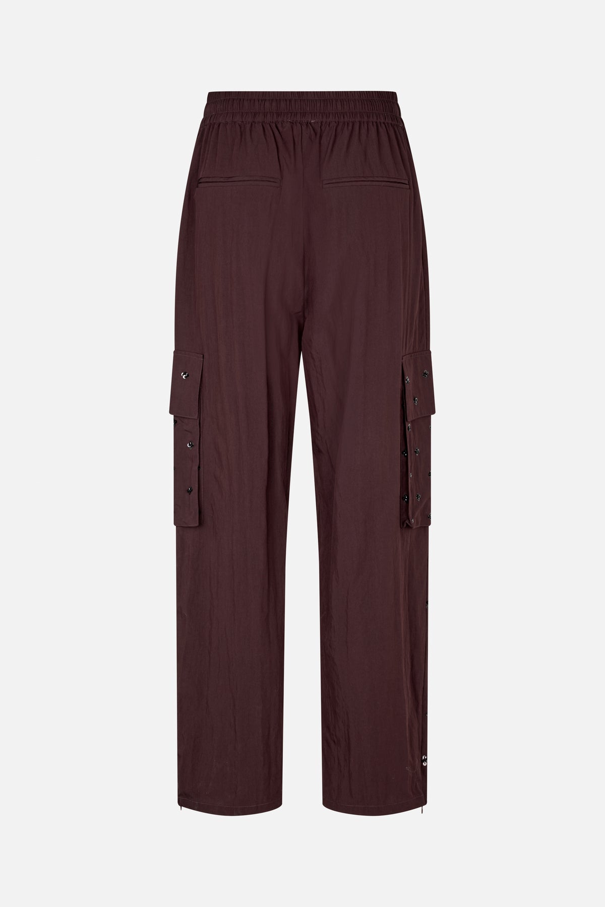 Achteraanzicht van een donker bordeaux wijduitlopende broek met elastische tailleband, paspelzakken en zijwaartse cargokleppen met knoopdetail