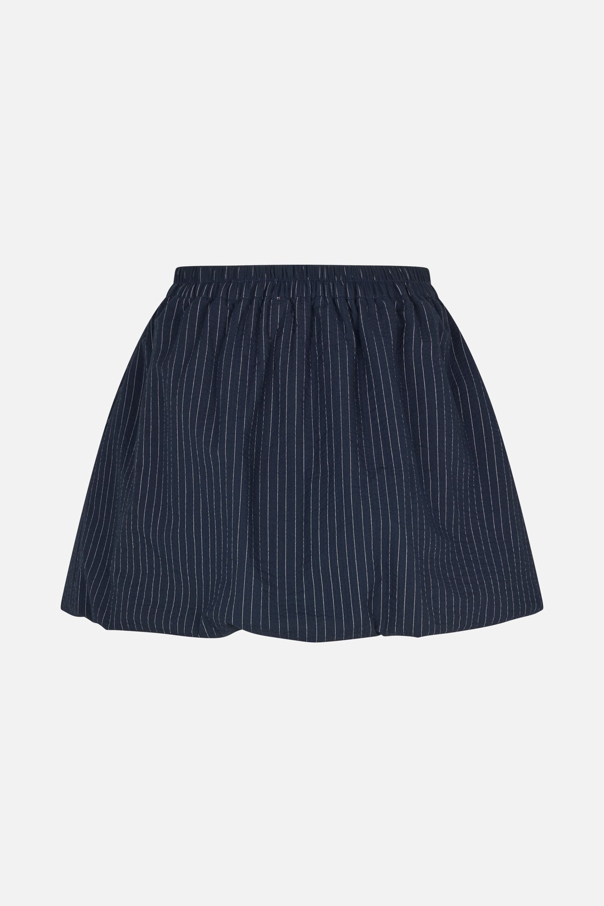 Marineblaue Shorts mit feinen weißen, vertikalen Nadelstreifen und gerafftem Elastikbund, von vorne