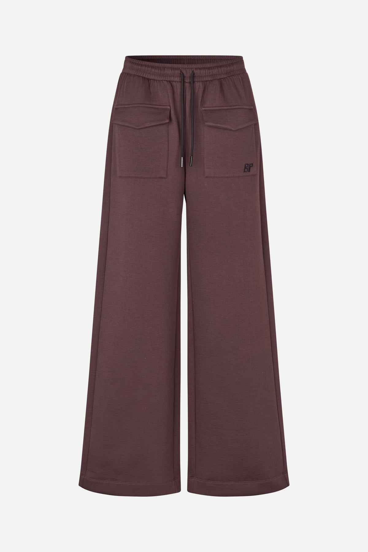 Front view of plum-brown wide-leg trousers with an elastic drawstring waist, large flap pockets and a small logo.