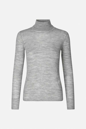 Vorderansicht eines langärmeligen Stricktops in meliertem Grau mit hohem, umgeschlagenem Rollkragen und kleinem Stickdetail am Saum.