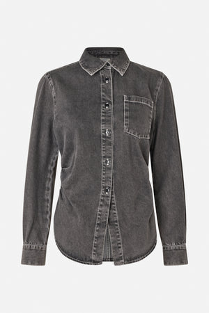 Vooraanzicht van een donkergrijze, gewassen denimblouse met lange mouwen, puntkraag, knoopsluiting, contrasterende stiksels en een borstzak.