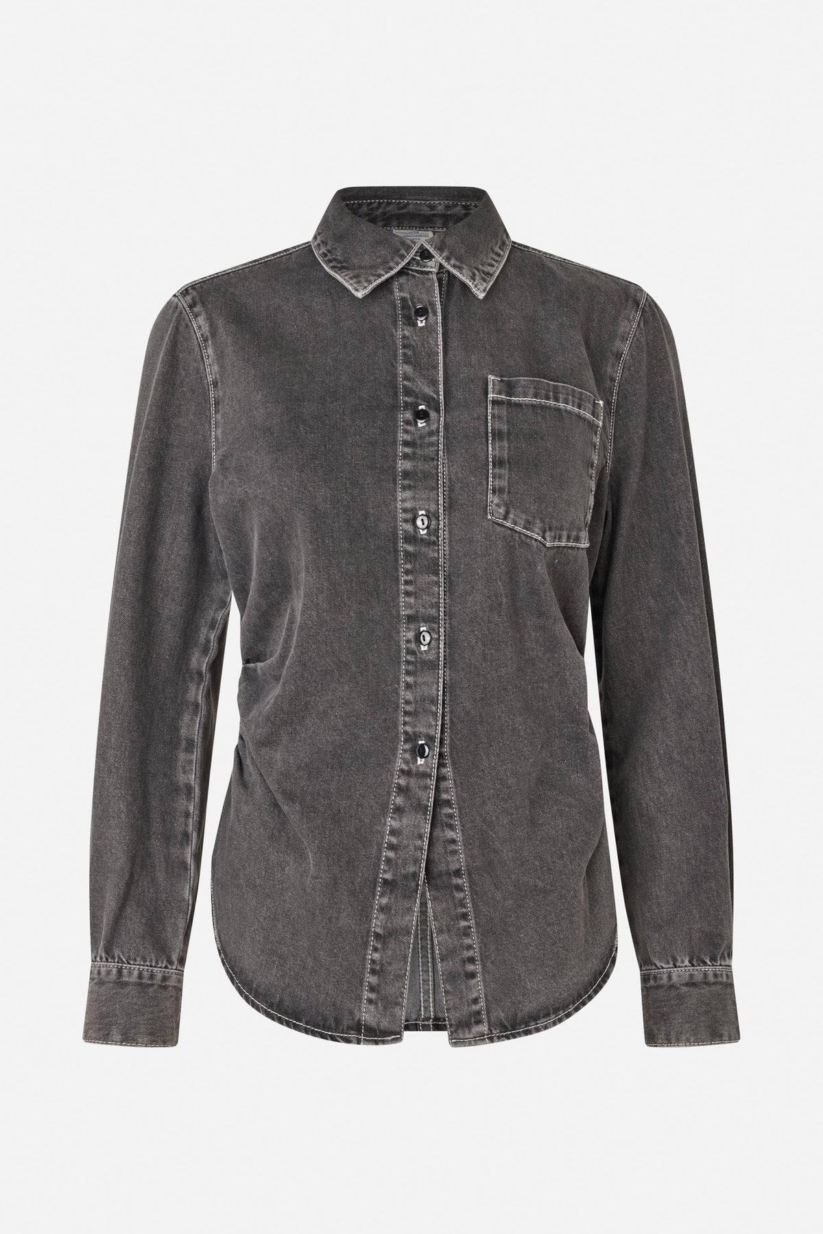 Vooraanzicht van een donkergrijze, gewassen denimblouse met lange mouwen, puntkraag, knoopsluiting, contrasterende stiksels en een borstzak.