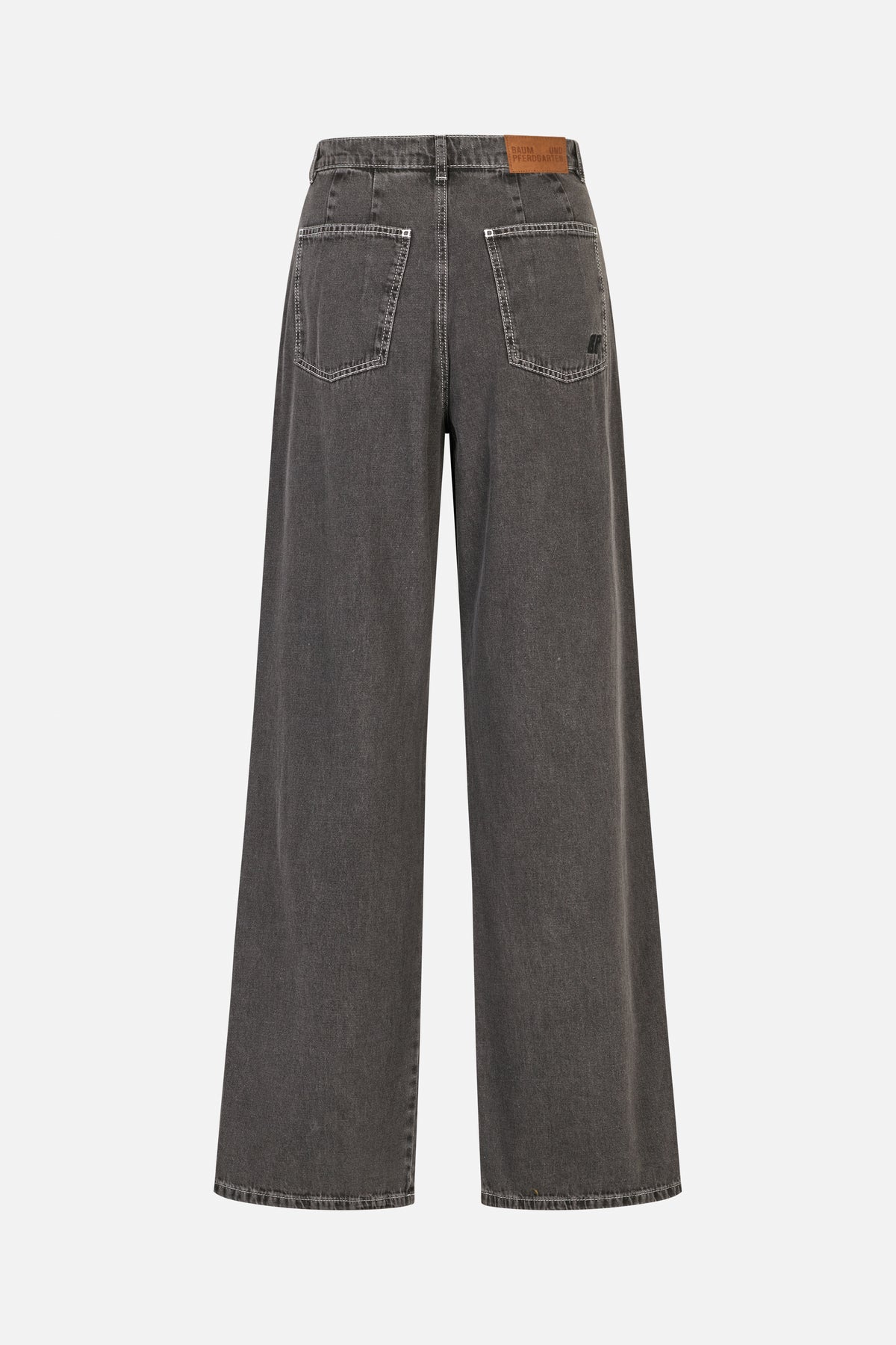 Achteraanzicht van antracietkleurige jeans met wijde pijpen, contrasterende stiksels, twee opgestikte achterzakken en een lichtbruine patch op de tailleband.