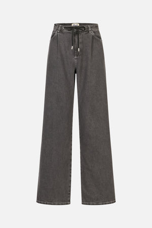 Vooraanzicht van antracietgrijze wijdvallende jeans met een zwart trekkoord in de taille, afgeronde zakken en contrasterende stiksels.