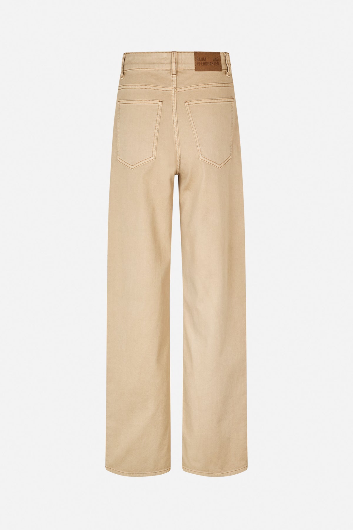 Vue arrière d'un pantalon beige clair à jambes larges, avec deux poches plaquées, des surpiqûres contrastées et un patch marron sur la ceinture.