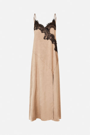 Vooraanzicht van een beige slipjurk met smalle bandjes en een asymmetrische zwarte kanten rand langs de halslijn en het lijfje.