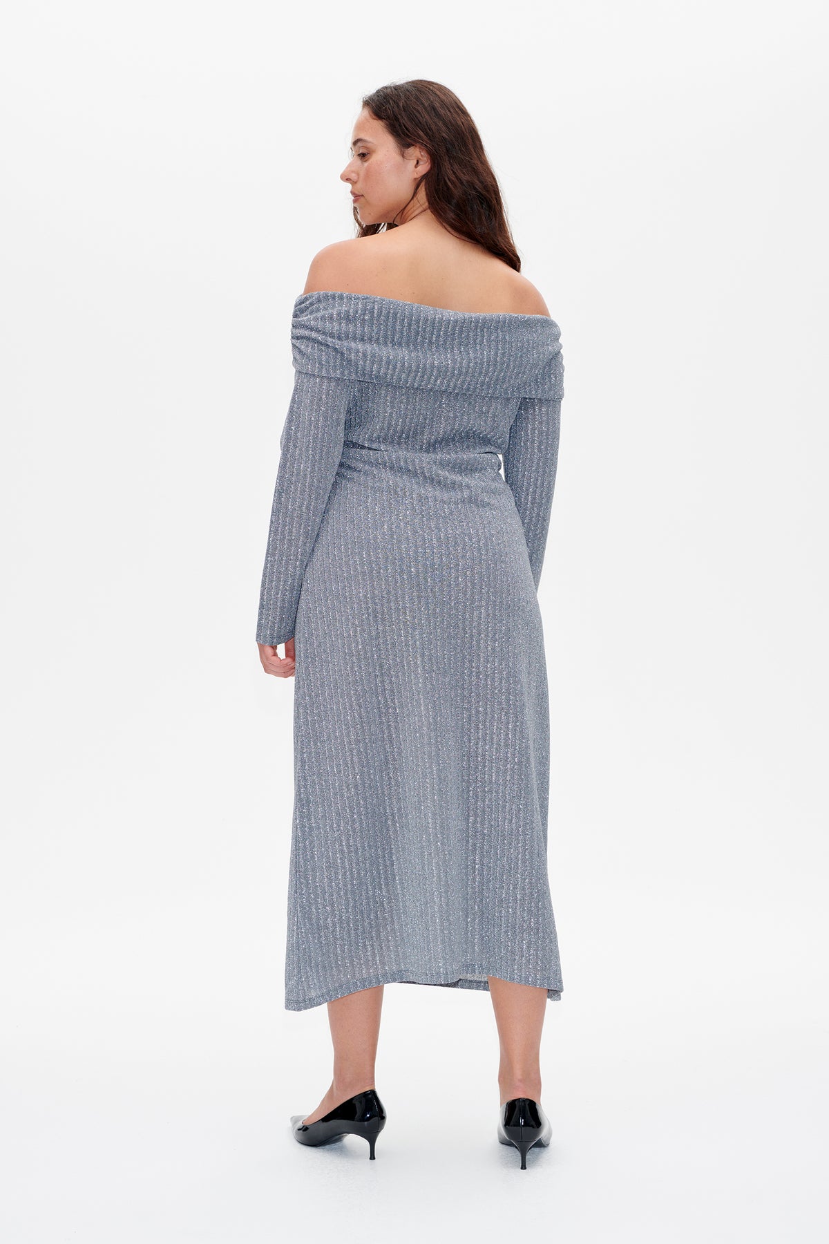 Rückenansicht eines Models, das ein blau-graues, schimmerndes, geripptes Midikleid mit langen Ärmeln und umgeschlagenem, schulterfreiem Ausschnitt trägt.