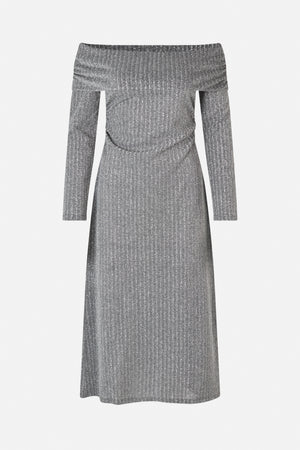Vorderansicht eines langärmeligen silbernen metallic-maxi-Kleids mit schulterfreiem Ausschnitt und drapierter Taille