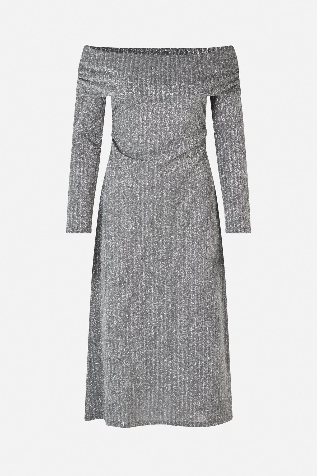 Vorderansicht eines langärmeligen silbernen metallic-maxi-Kleids mit schulterfreiem Ausschnitt und drapierter Taille
