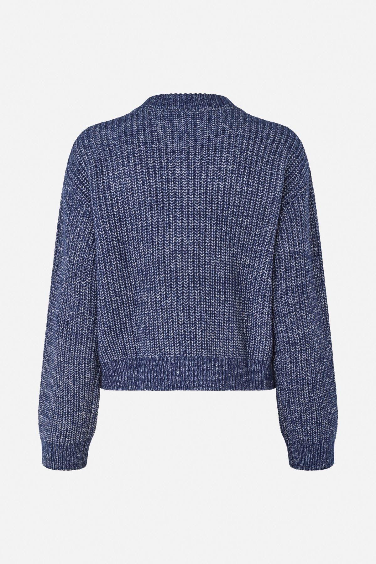 Achteraanzicht van een marineblauw-wit gemêleerde gebreide trui met een hoge geribde hals, lange mouwen en geribde boorden en zoom.