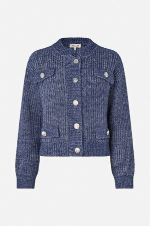 Vooraanzicht van een marineblauw en wit gespikkeld gebreid vest met ronde hals, grote metalen knopen en klepzakken.