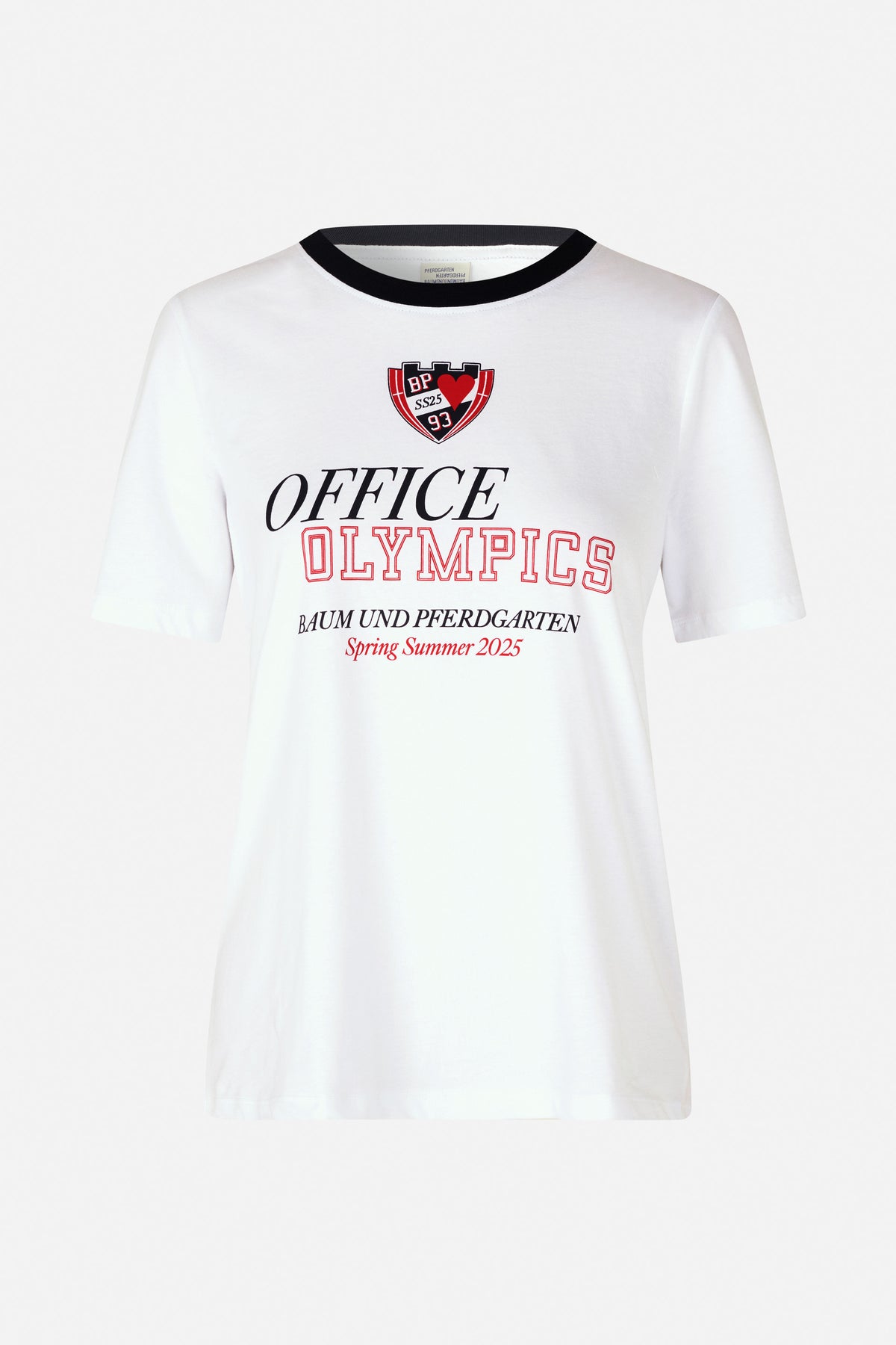 Wit T-shirt met korte mouwen, zwarte ronde hals en een rood-zwarte print op de voorkant met de tekst “Office Olympics” en “Spring Summer 2025”.