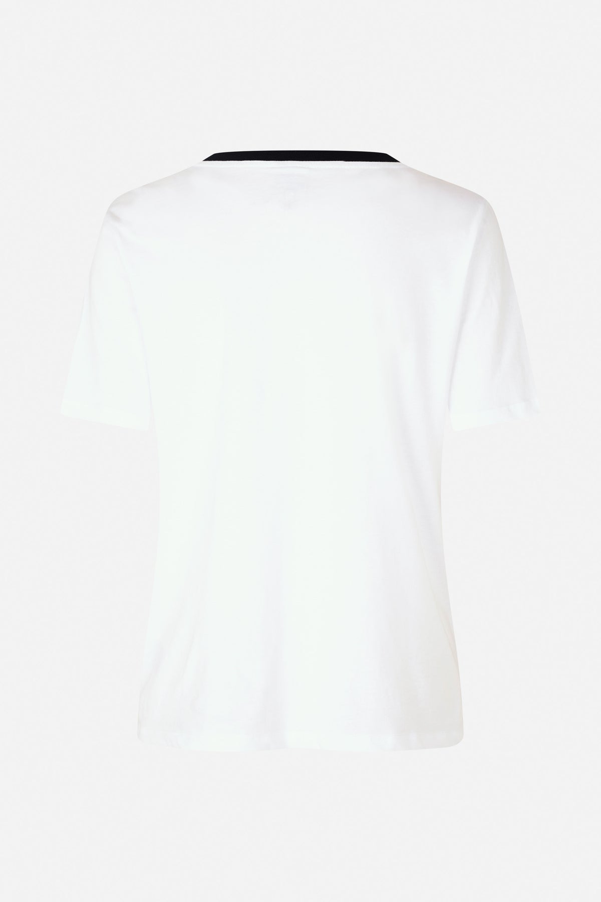 Achteraanzicht van een effen wit T-shirt met korte mouwen en een zwarte ronde hals.