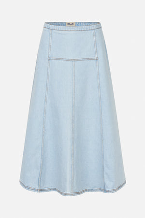 Achteraanzicht van een lichtgewassen denim A-lijnrok met contrasterende stiksels en lange paneelnaden