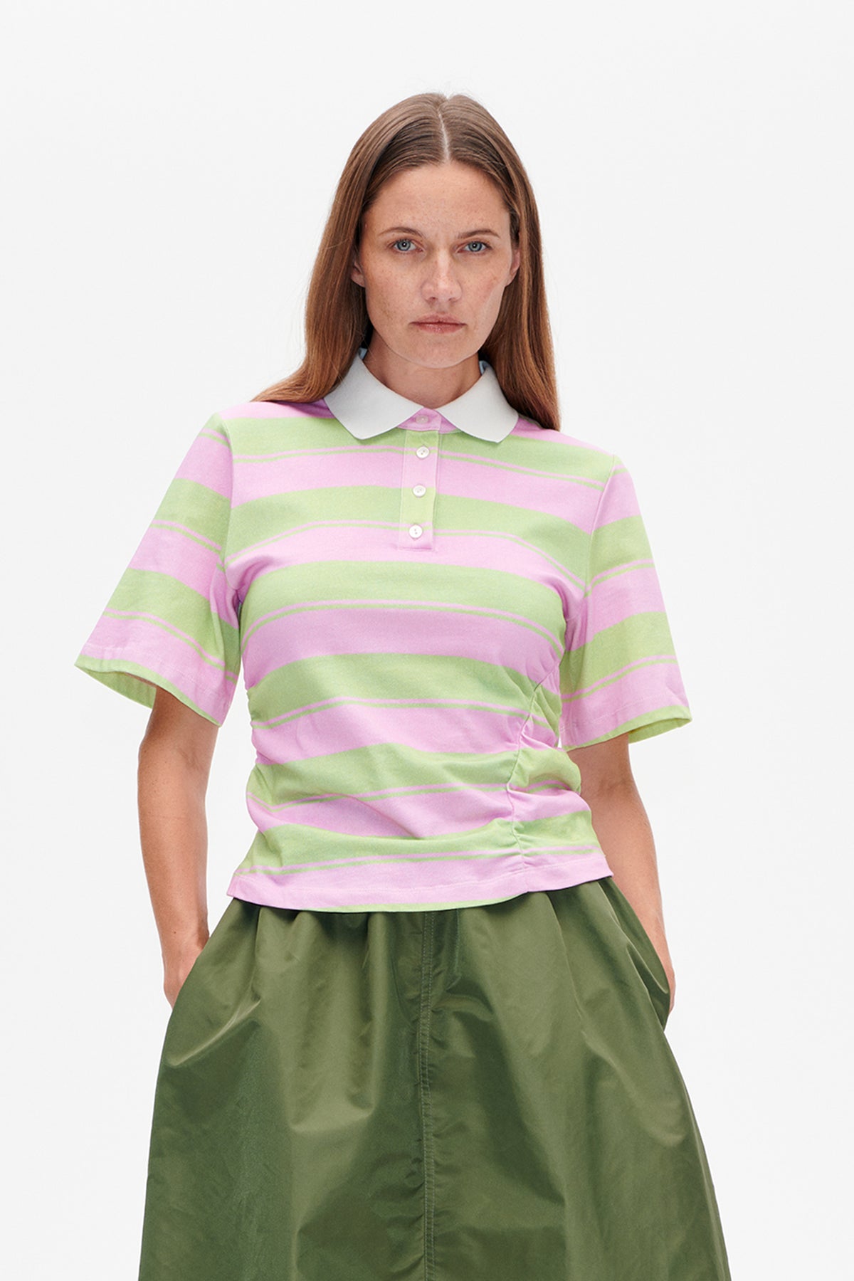 Vooraanzicht van een poloshirt met korte mouwen in roze en lichtgroene strepen, met witte kraag en knoopsluiting