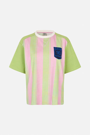 Vorderansicht eines kurzärmeligen T-Shirts mit breiten rosa- und hellgrünen Längsstreifen, grünen Ärmeln, einem cremefarbenen Kragen und einem dunklen Brustaufnäher.