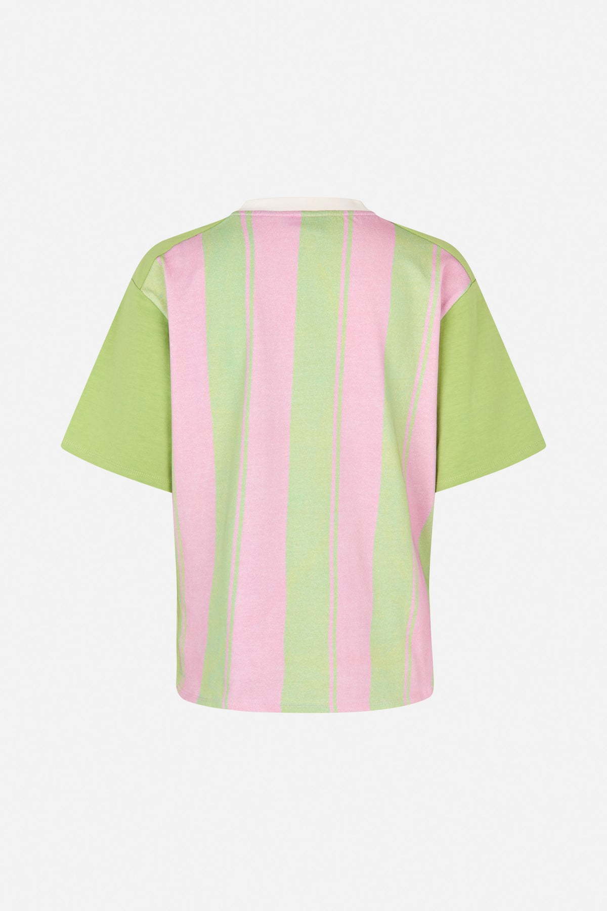 Rückansicht eines kurzärmeligen Poloshirts mit breiten pinken und hellgrünen Längsstreifen, einfarbigen grünen Ärmeln und weißem Kragen.