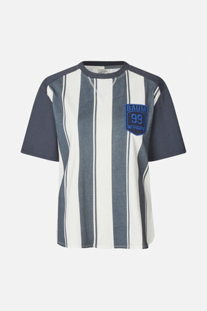 Vorderansicht eines kurzärmeligen T-Shirts mit vertikalen anthrazit- und cremefarbenen Streifen, dunklen Ärmeln und einem blauen '99'-Abzeichen auf der Brust.