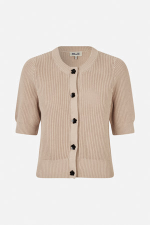 Vorderansicht eines beigen Strickcardigans mit rundem Ausschnitt, kurzen Puffärmeln und schwarzen, blumenförmigen Knöpfen.