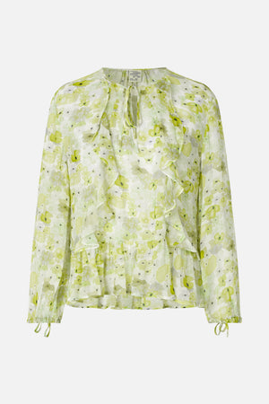 Vooraanzicht van een blouse met lange mouwen in lichtgroen-witte bloemenprint, gelaagde ruches aan de voorkant, striksluiting bij de hals en manchetten met lintjes.