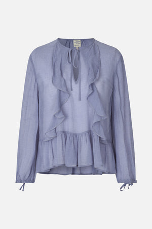 Vooraanzicht van een lichtblauwe, gestructureerde blouse met lange mouwen, een striksluiting bij de hals, vallende ruches en een gerimpelde peplumzoom.