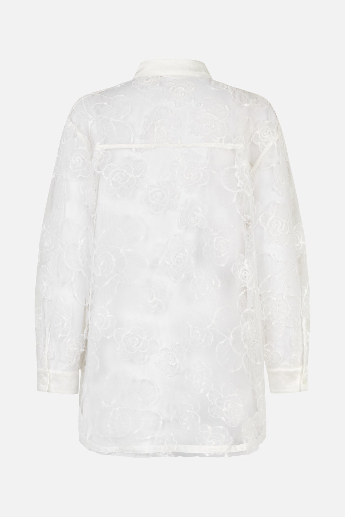 Rückansicht einer weißen, langärmeligen Bluse mit Kragen, durchgehend erhabenem Blumenmuster und Manschetten mit Knöpfen.