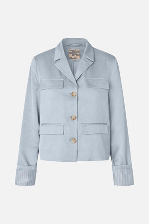 Vorderansicht eines hellblauen, strukturierten Blazers mit Kerbkragen, vier Pattentaschen, beigen Knöpfen und gestreiftem Futter an den Ärmelaufschlägen.